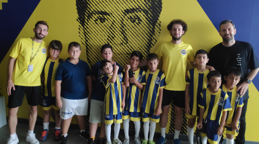 Fenerbahçe Üniversitesi Futbol Akademisi öğrencilerine yönelik fiziksel ölçüm testleri Spor Araştırmaları Uygulama ve Araştırma Merkezi Laboratuvarı'nda gerçekleştirildi.