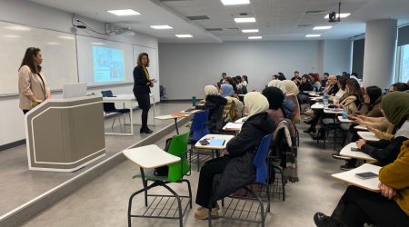 Eczacılık Fakültesi, Türkçe Programı 2. Sınıf Öğrencilerine Staj Bilgilendirme Toplantısı yapılmıştır.